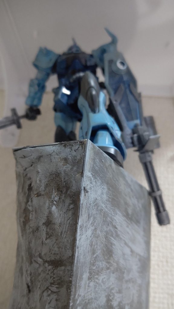 塗装した物と立ち位置の確認筆で暗いものから明るいものに徐々に変えて最後はスポンジで押すのでは無く引くひたすら引くのみ