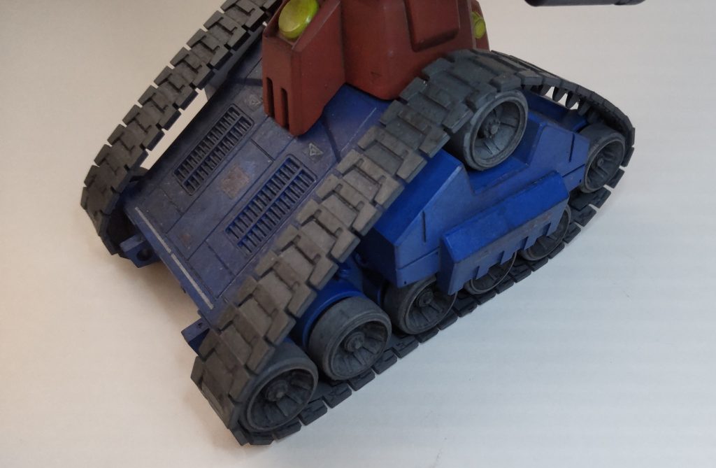 クレパス汚しの際は筆で叩く以外にゴム手袋をしているので指で擦ったりもしてます。ちょっと分かりづらいですがキャタピラとホイールはブラウンのクレパスを粉状にし筆で叩いたり、固形のまま角を擦ったりして泥汚れを入れてます。  