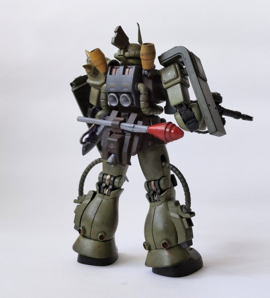 リアビューですがお尻もジャンクパーツを合わせてサブバーニアとシュツルム・ファウストを装着。クラッカーよりファウストの方が0080感あります。足もジャンクを合わせて。機動性アップより姿勢制御用な感じです。