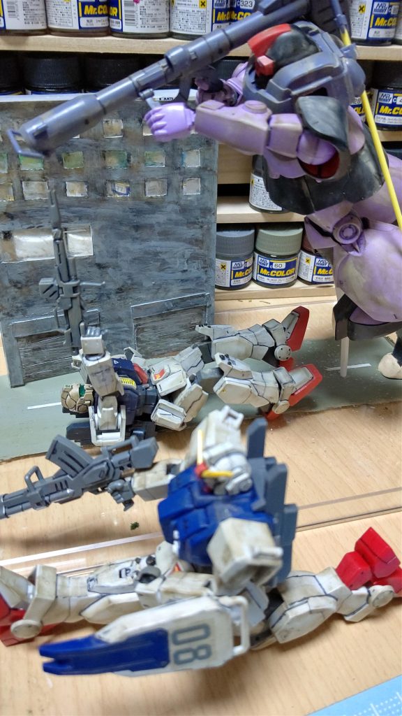 サンダース機の写真あまり撮ってなかったので墨入れとウェザ&ドライブラシ施し開脚させたところなんか体操部みたいになってますが背景の2機はジオラマ作成途中の構図決めです