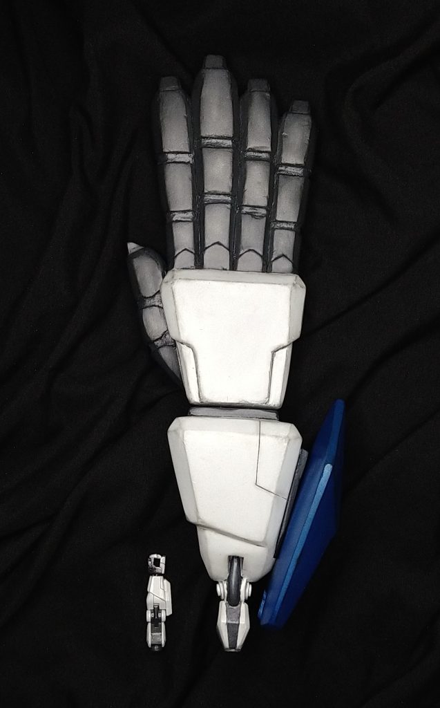 右腕1/144と比較指先に行くに連れてだんだん太くなり最大12倍になります