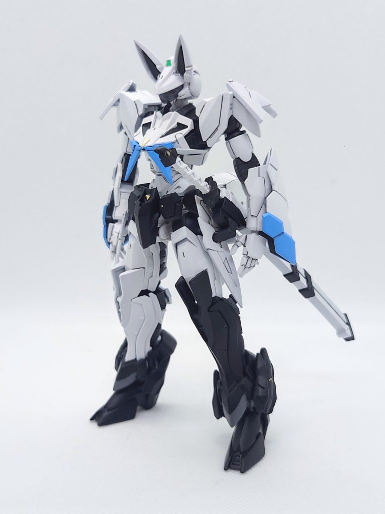 前面ロードアストレイをベースにジャンクパーツでシルエットを寄せています。プロポーションは首を1mm延長。頭部にはサングラスをイメージしたバイザーを付けています。