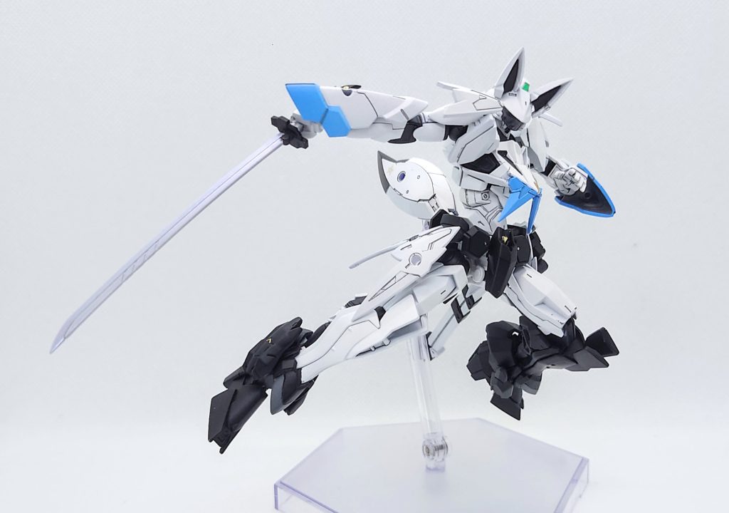 ムラサメマル刀身はオルタナティブ漫画版を意識して薄くパールブルーを吹いています。