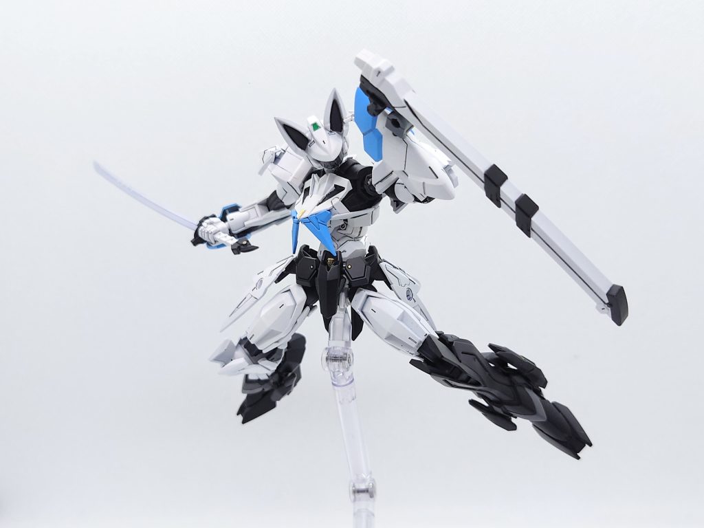 ムラサメマルの鞘は頑丈かつビームコーティング処理されていて、手持ちや腕に装備して防御や打撃に使用出来ます。