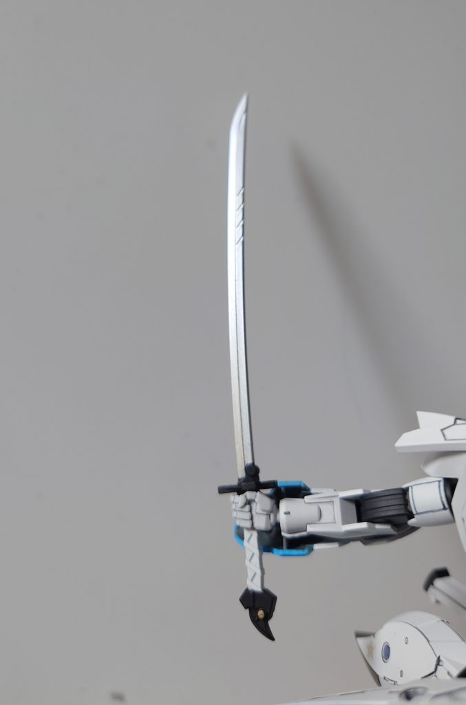 刀身はプリズムカラーのターコイズブルーで塗装するか悩みましたが、現在の形になりました。うっすらと青く輝くのが良い感じです。