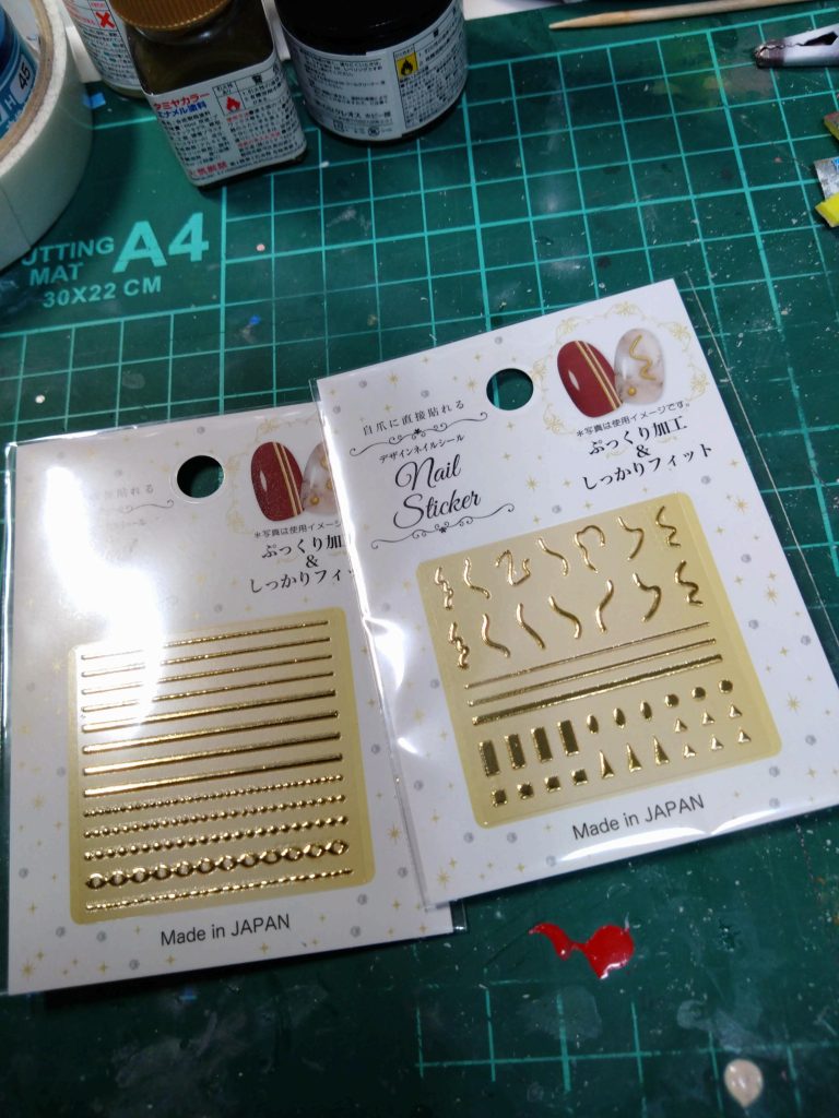 制服とベルトの金の部分はこの100均のネイルシールを使用しました。