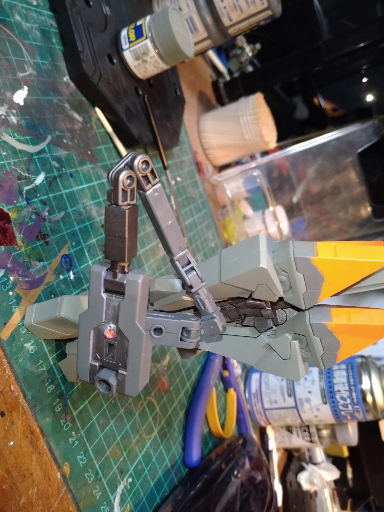 軸を増やしたことで、可動域に自由を持たせてます。また、そのままでは重みに堪えられないので補強用に関節軸も増やしてます。