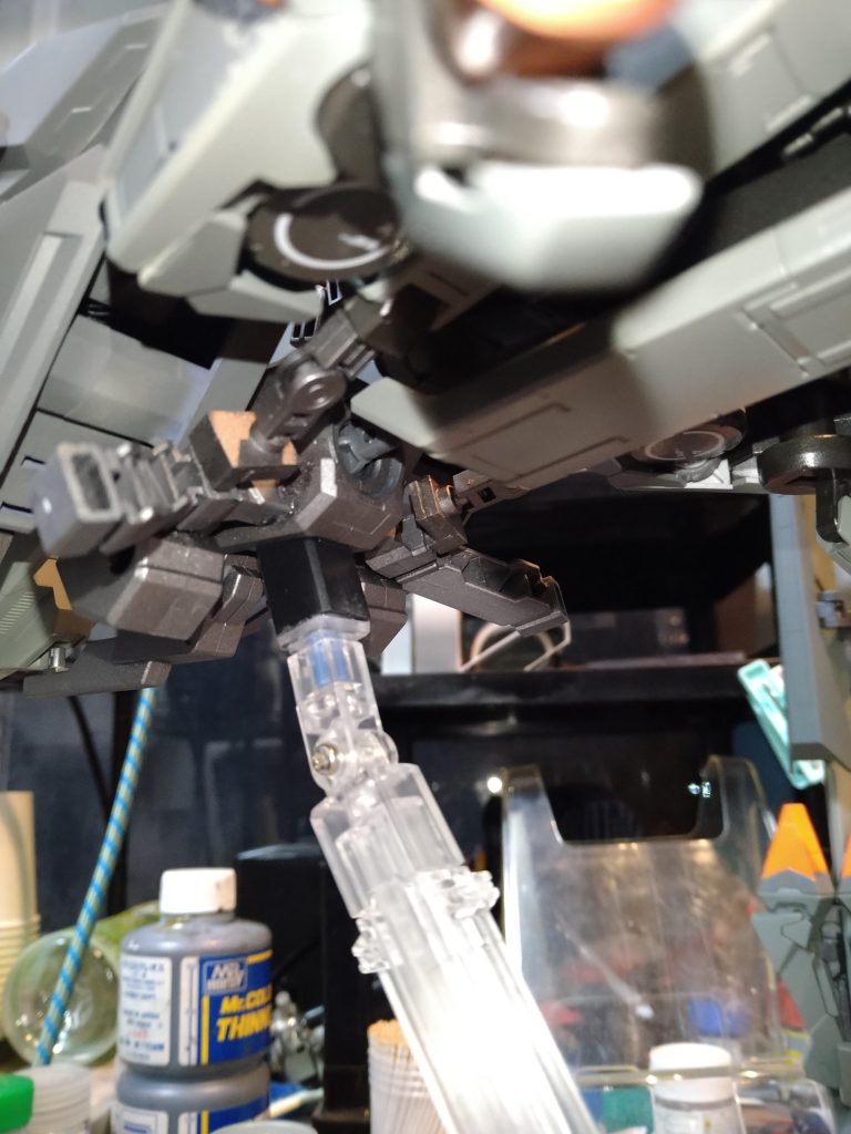 プロペラントタンクの接続口に自作の軸を差し込んでます