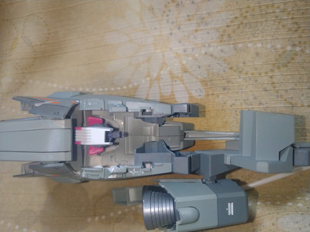 足のブースターの接続にはルブリスの足を使用しており、爪先部分を瞬パテにて接着してます。