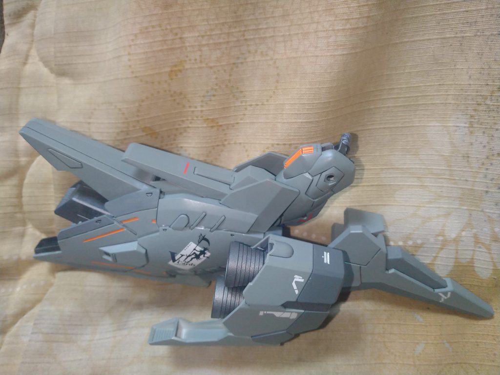 上蓋の干渉する所をカットして差し込めるようにしてます。足首がしっかり固定されることでグラつきはなく、また股関節の軸も補強したのでしっかりポージングを維持出来るようにしました。