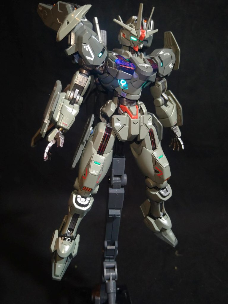 前面塗装をリアルカラーにして、軍用機味を強くしてみました。各センサー類は蛍光塗料で光らせてます