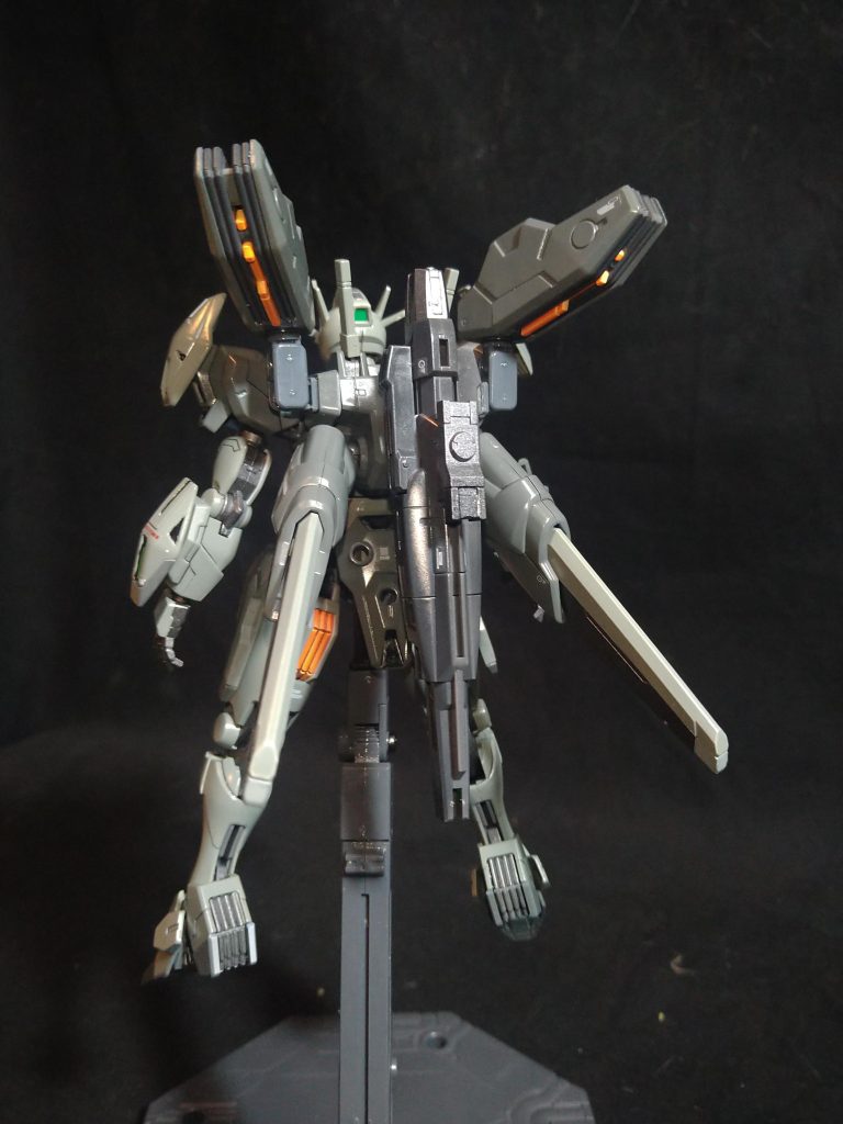 背面バックパックの軸を無くしてしまったので苦肉の策で代理パーツにて付けてます。ただ、お陰で印象が少し変わったのと、可動域が広がりました