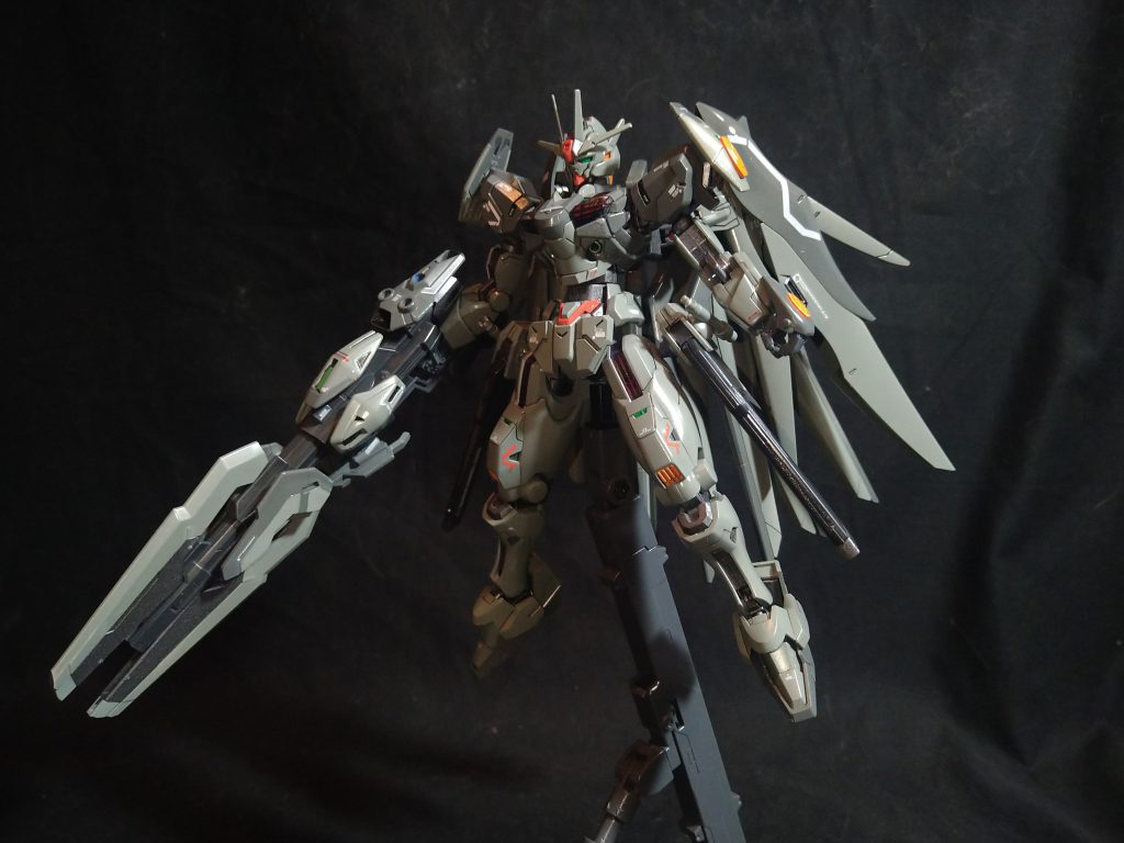 前面腰部と肩部にストフリのレールガンとシールド発生機をガンビットに見立てて装備させてます。