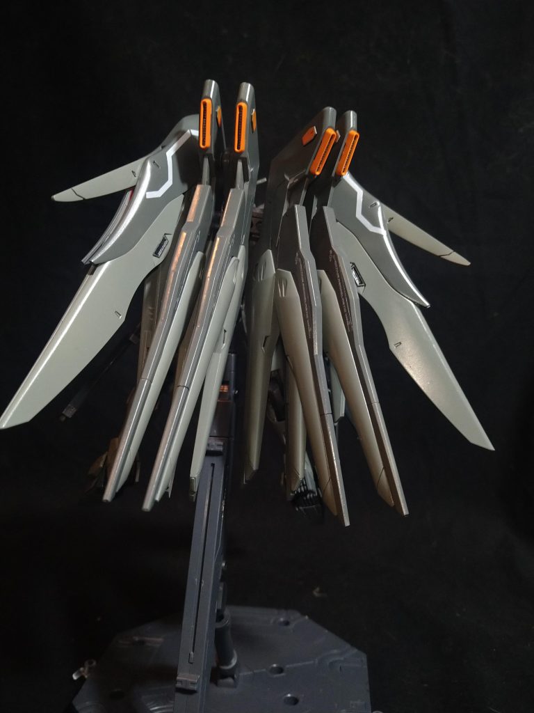 背面バックパックにデスティニーとストフリの羽根を贅沢に取り付けてます