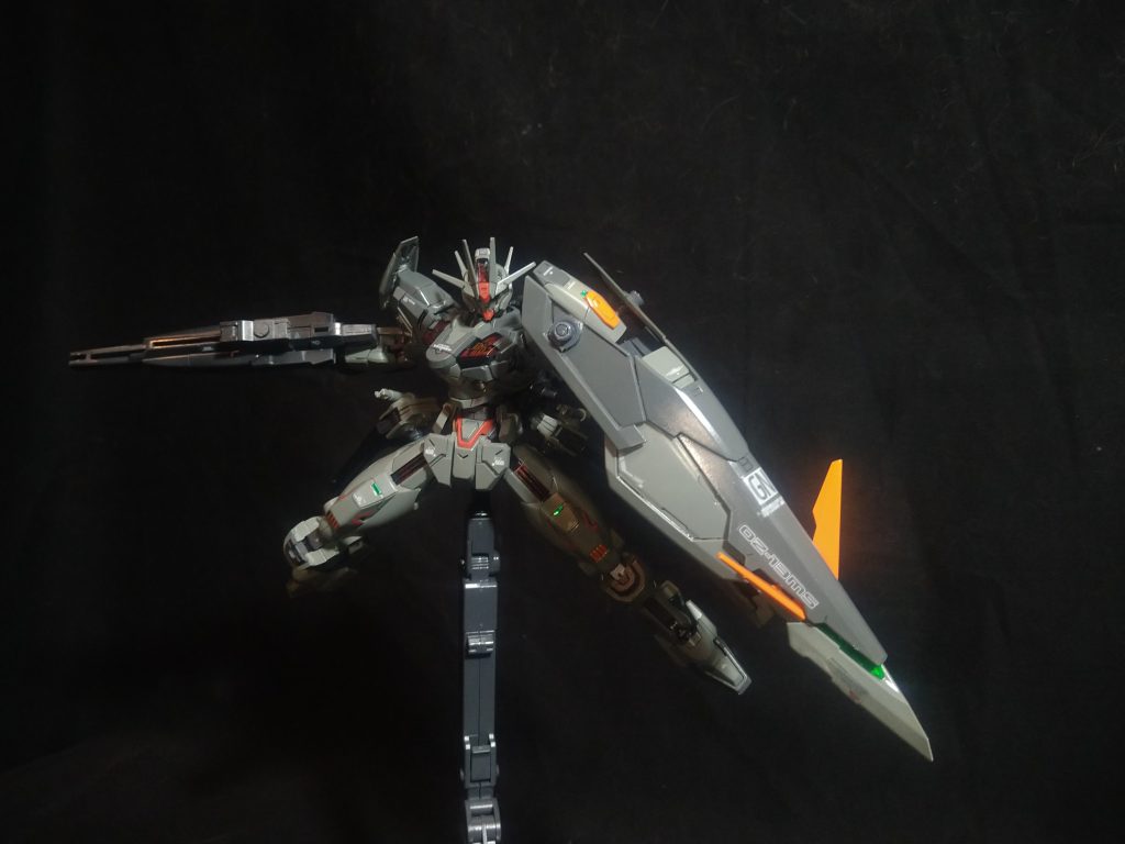 コアユニット状態のエアリアルです。色々とパーツを取り付けることになるので、本体はシンプルな武装にしており、多目的ツールとしてのシールドを装備させてます。バックパックは取り付ける形態に合わせてルブリスの物とエアリアル初期型の物を選択装備させてます。