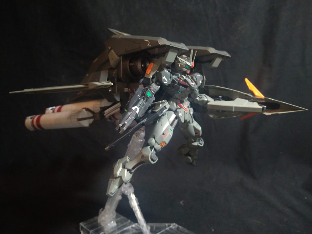 強襲型1（高速戦闘形態）爆発的な加速による機動力での強襲を目的とした大型ブースターをバックパックに接続。両腕の可動域も確保されているのでライフルも普通に使用可能です。