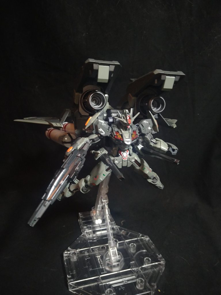 高出力砲撃形態GN-アームズの大型キャノンを展開可能。　　　　　腰部のレールガンも併用で使用可能です。