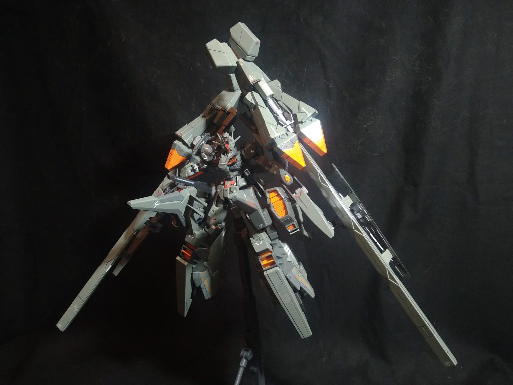 強襲型2（対艦・追撃戦闘形態）ナラティブのA装備を装備させた形態。　　　　両腕の大型多機能兵装はフレキシブル可動にしており、MS形態でも自由にポージング出来ます。