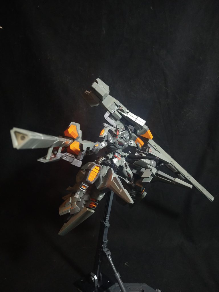 大型武装による高火力による射撃と、ハイパー・ビームサーベルによる斬撃が可能。