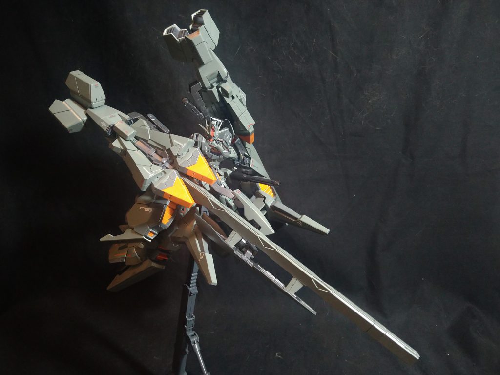 武装の大型化により取り回しに難が有るが、両足に装着した大型ブースターユニットとによる機動力と高火力による敵陣営の突破能力を想定してます。