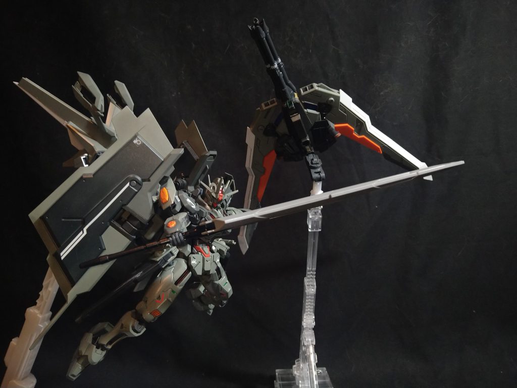 近接戦闘形態＆大型ガンビット大型ブースターの向きを変えて、高速近接戦形態にしてます。　　　　　　　　　　　　　　　タクティカルアームも分離させ、ガンビットとしての機能を想定。　　　　　　　　　　　　　　ガトリングによる射撃と両翼のソードによる斬撃も可能