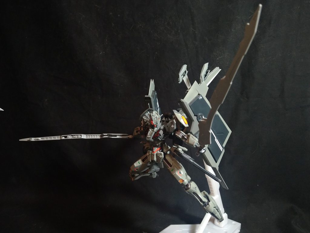 双剣装備本形態は近接をメインにしているので、デカイ剣を数パターン装備可能にしてます。アストレイオメガのブレードを使ったことで、大剣、双剣、蛇腹剣と変更できます。