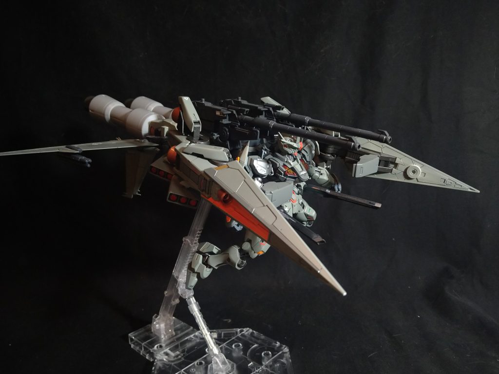 長距離飛行形態背面に大型ブースターを取り付けるのはGN-アームズとコンセプトはカブるのですが、コチラはエアリアル本体を目的地に届けることをコンセプトにしてます。