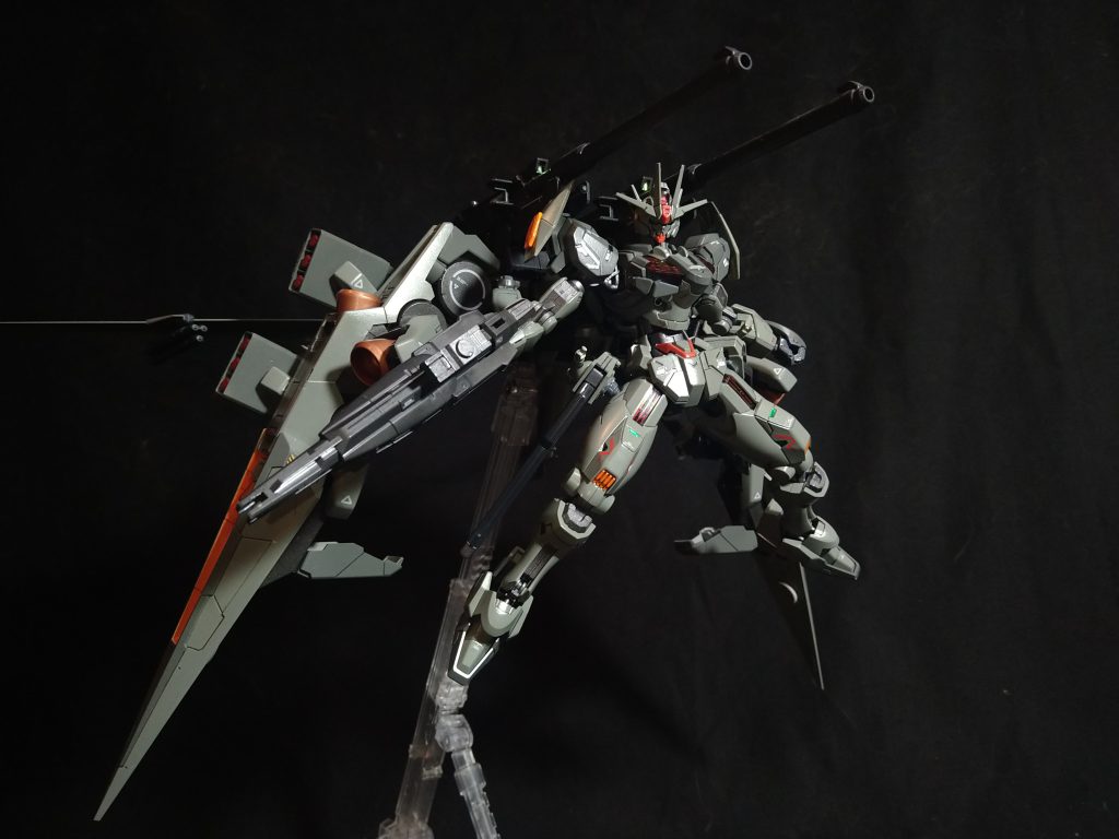 戦闘形態両サイドのブースターユニットを背面にすることで戦闘形態にできます。　　　　　　　　　　　この形態では背面のキャノンを分離させ、手に装備も可能です。