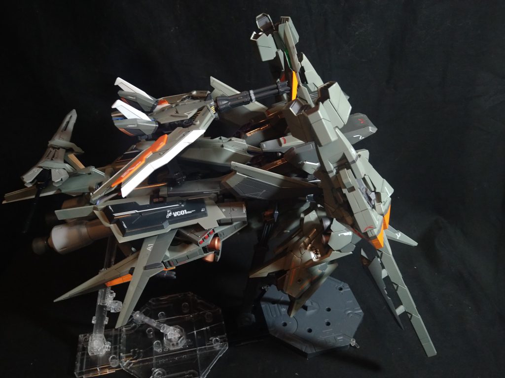 側面背部のタクティカルアームは可動式でガトリングユニット、分離して大型ビットとして使用を想定。