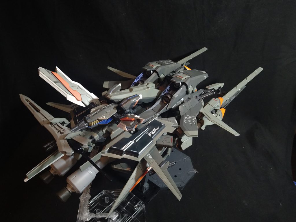 背面クタンのプロペラントタンクは脱着可能 各種ユニットは分離合体を可能にするために接続軸を自作して繋げてます。 それらが目立たないようにバランスを整えて制作しました