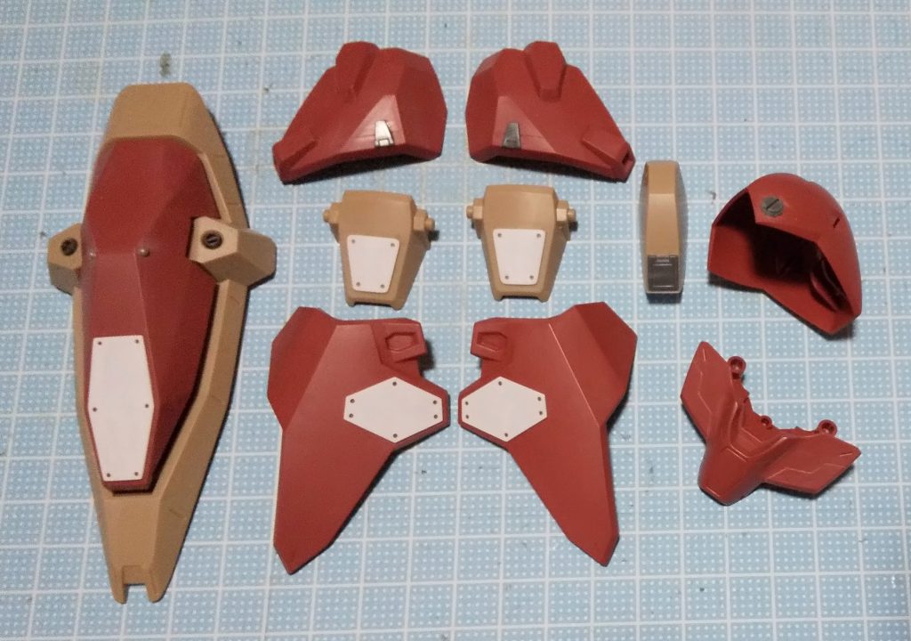 スジ彫りは苦手なのでプラ板貼りつけやビルダーズパーツで。