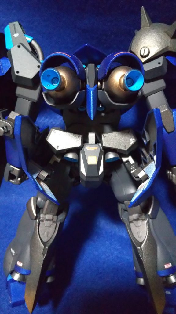 お尻パカッ状態。あまりこんな感じに変形しないよね。バーニアは一回り大きいのに変更してます。