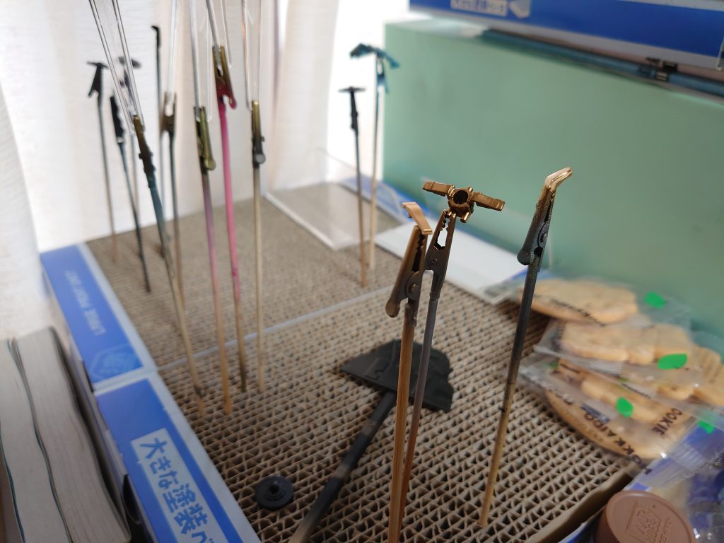 塗装レシピは以下のとおりです。白:Exホワイト+タン(少し)黒(服):ミッドナイトブルー+Exブラック(少し)黒(靴):Exブラック+ミッドナイトブルー(少し)灰(靴):ブルーグレー+ニュートラルグレー1黄:マイルドオレンジ+タン金:スターブライトゴールド肌:プラスチックブラウンフレッシュ+ブラウン髪:あずき色+シャインレッド緑(髪飾り):エメラルドグリーン灰(髪飾り):ニュートラルグレー1金以外は塗装後にExフラットクリア+なめらかスムースでつや消しにしています。