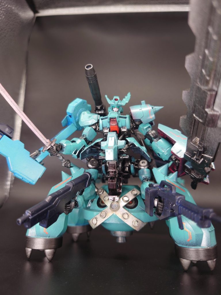 フルアームドモード。サブアームを展開して各種火器やデモリッションナイフを装備した状態。この状態でのバランス悪化を克服すべく考案された「多脚化」により、足場の悪い地域でも安定した取り回しが可能となった、という設定です。