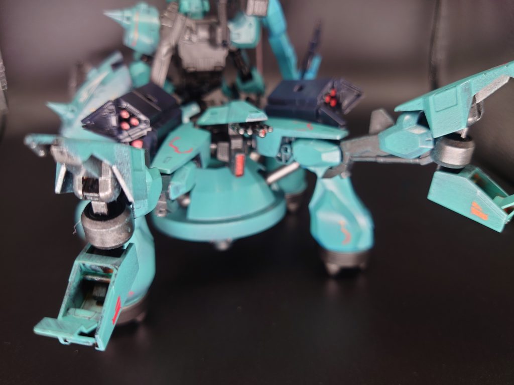 ユーゴーの脚にはミサイルポッド増設の他、原作そのままに接近戦用のクローにもなります。この状態だとマンティス(カマキリ)よりもむしろスコーピオン(サソリ)ですね…