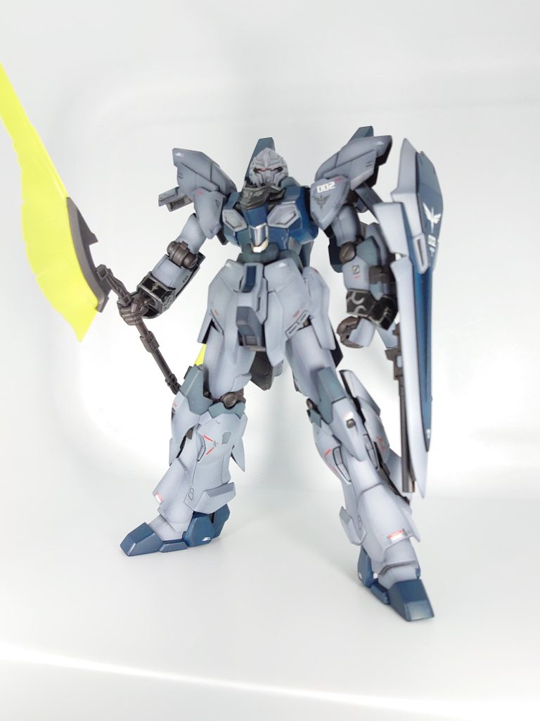 劇中でも使用していたビームアックスは発光部が無いのが残念。