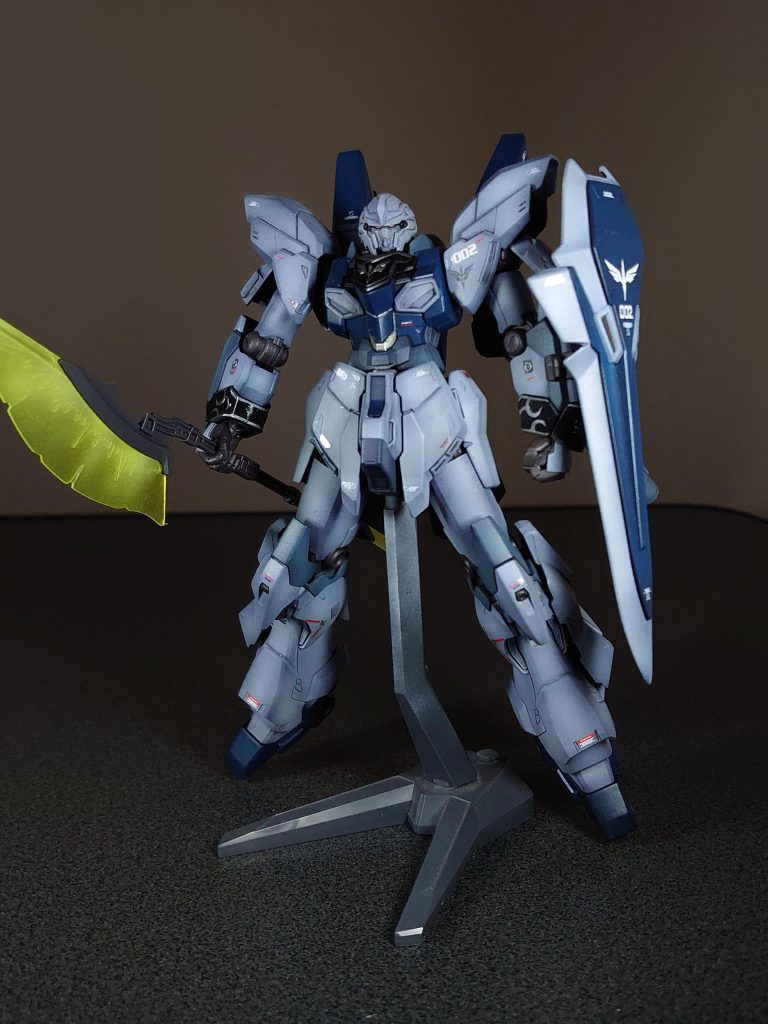 エングレービングはシルバーで塗装、腹部サイコフレーム部はシャンパンゴールドで塗装しました．