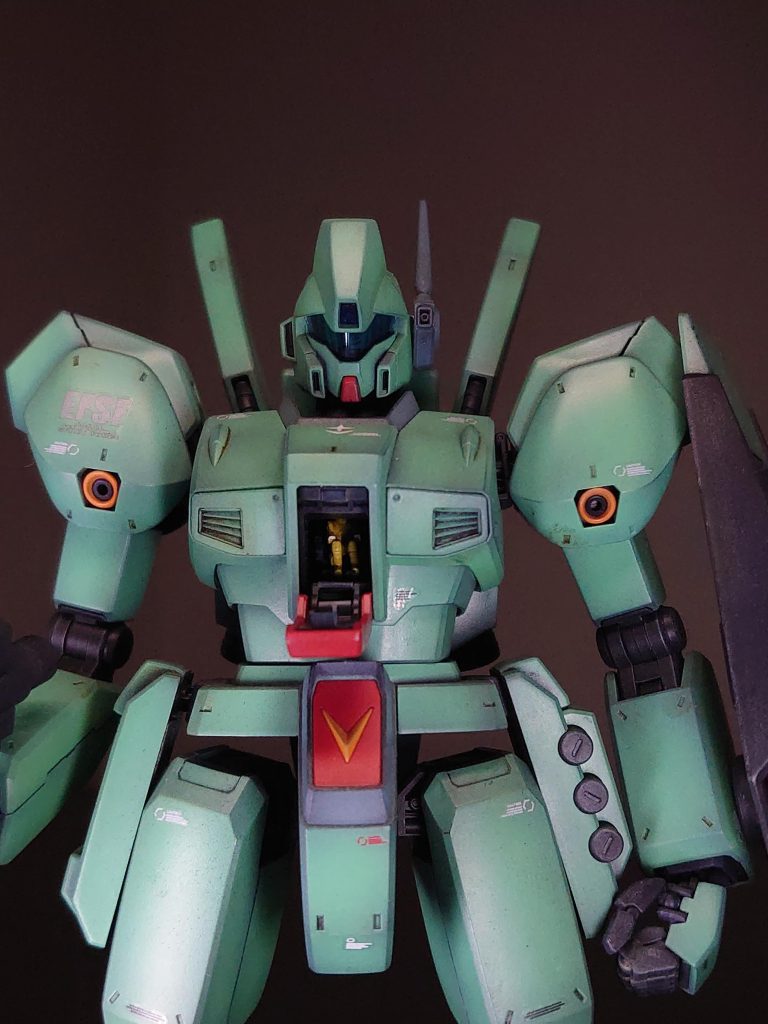 コクピットのパイロットも塗り分けました。