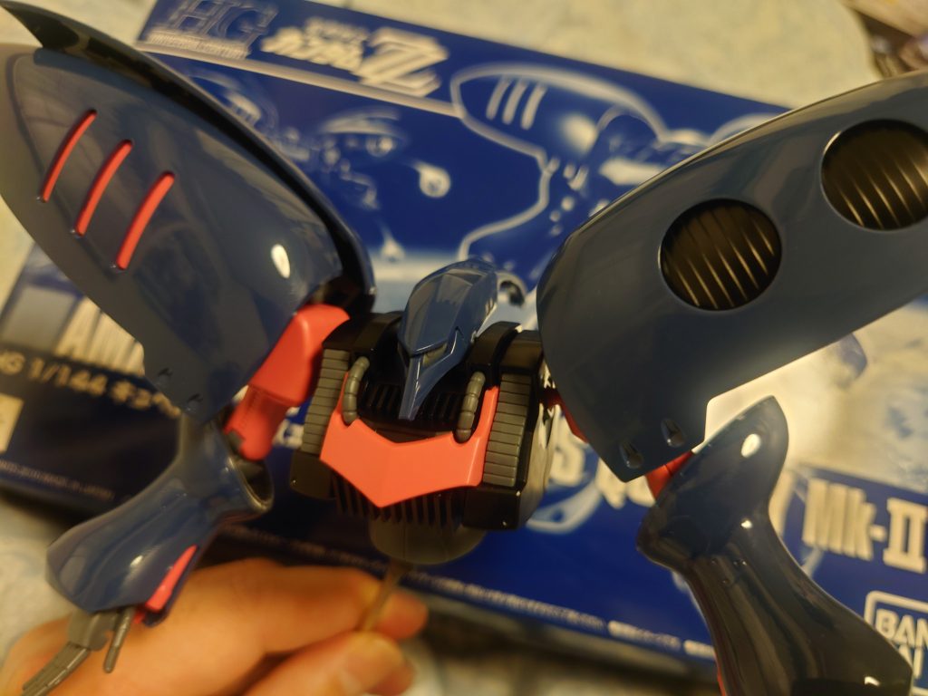 パチ組で組んでも十分過ぎるくらい美しいキュベレイマーク2ですが、さすがにミキシングは気が退けるとは言え、何かせずにはいられないと悪い虫？が騒ぎ出します。アーティファクトは老眼のオッサンには堪えるのだけど、そんな工芸品（アーティファクト）っぽさを何とか表現出来ないものか…