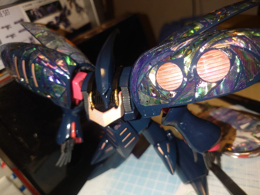 こいつをペタッと貼っていきます。大きなバインダーをどうにか上手く生かした表現がしたいと思ってやってみましたが、思いのほか艶めかしさが出てきてくれました！後はアシタノデカールでアクセントを入れて、トップコートを３回ほど吹いて軽くコンパウンドで磨いております。バインダーごとに表情を変えるという目論見で切り取り方や貼るパターンを変えておりますが、明らかに最後のほうが貼り方が上手く詰められるというね(笑)