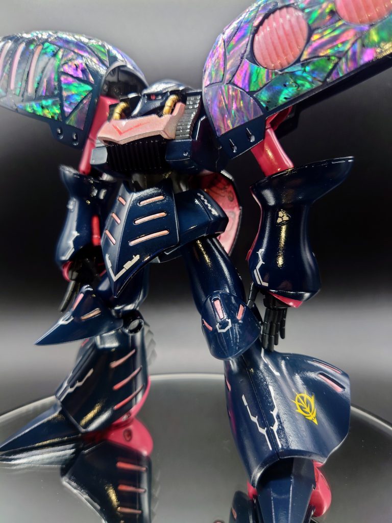 本機のテストパイロットを務めたのは10代前半の少女であったとされる。一説では、プルシリーズと呼ばれるクローン・ニュータイプの中でも、要求された能力を満たせずに主戦力から放逐された「ロスト・ナンバー」であったようだが、戦うこと以外に生きる価値を見いだせなかった哀れな少女は、粛々とその任に就いたという。初めて本機を目にした時に少女がポツリと呟いた、「教会のステンドグラスみたい…」明日をも知れぬ戦いの中、ただ「守り抜く」ことにしか存在意義を与えられなかったモビルスーツのコクピット。「明日も再び此処に戻ってきたい」そう願う少女にとって、其処こそが“オラトリオ”（祈りを捧げる場所）であったのだ。