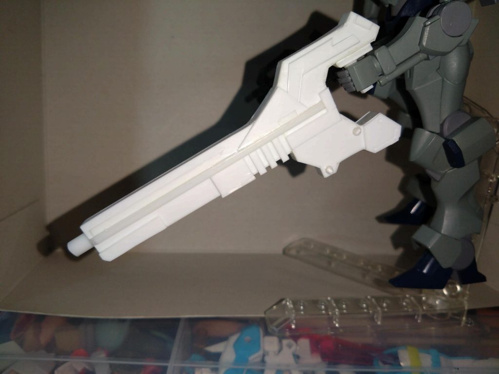 例の武器です2つに分けて作った箱組みパーツを接着、プラ板でさらにディティールパーツを切り出して接着してます別の機体に1回作った事はありますが…積層構造だったので重量過多に…それを何とか軽量化に成功しました！…が、やはり重いです…重量過多は避けられないようだ… 