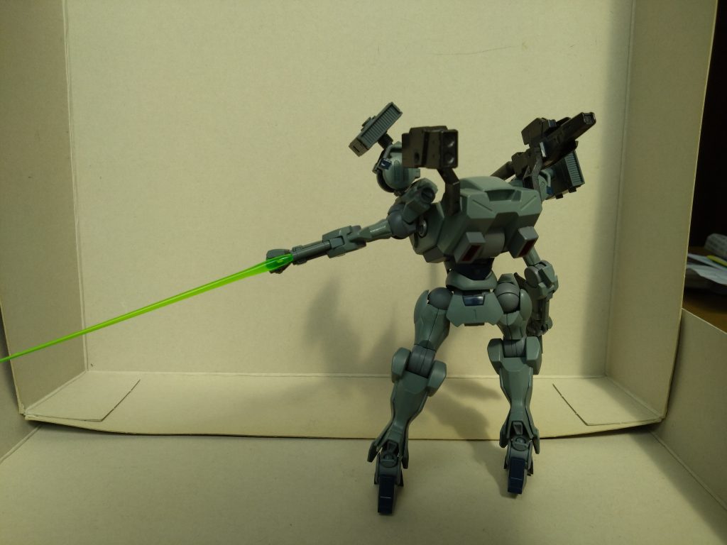 ビームサーベルの反対側に穴を開けて例の動きを可能に…！さらにブースターをプラ板で製作してオーバーブースト出来そうな感じに…！