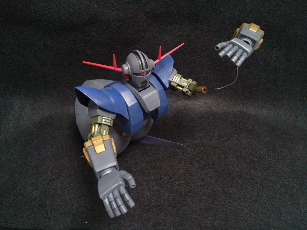 組み立て工程は少ないけど、思ったより塗装面積がありました。前回のゲルググ同様、全般的に暗めに塗装、腕の一部だけ金色、そしてつや消ししてるはずなのに光沢は消えません。