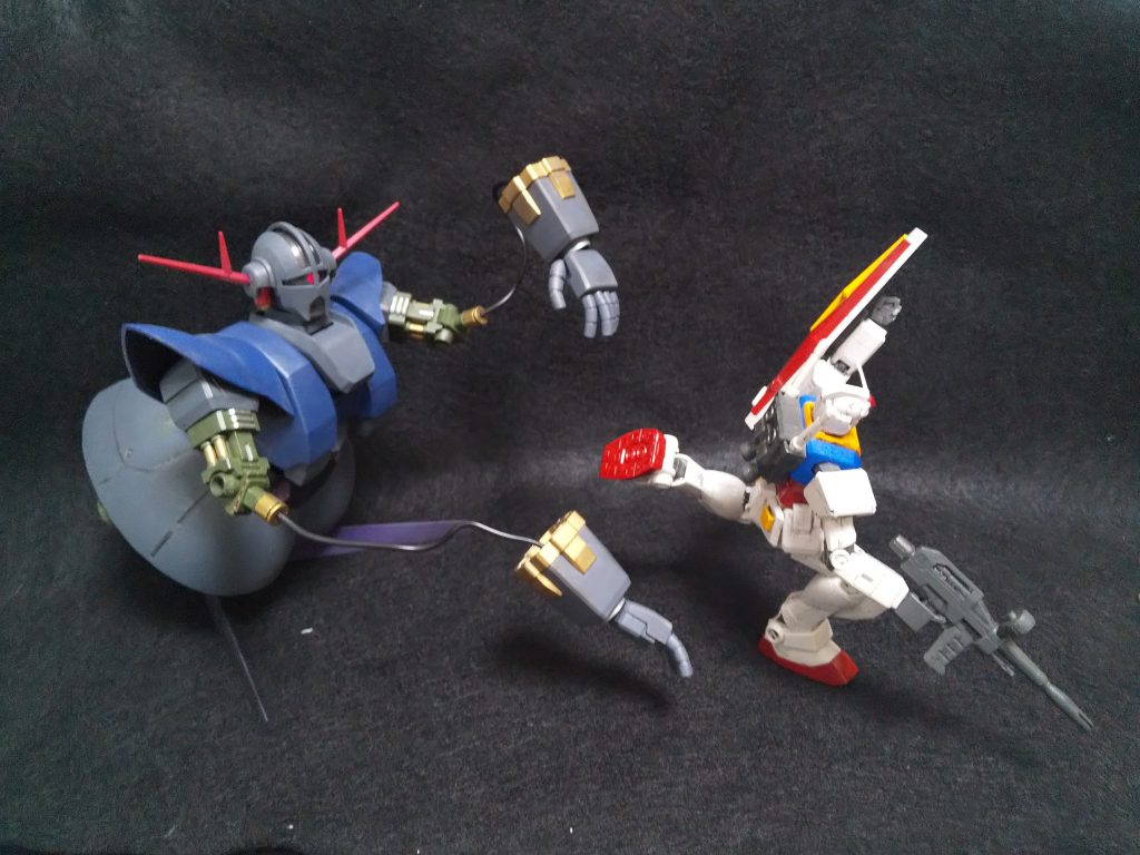 ジオングに迫力が無い分、ガンダムに逃げてもらいます。