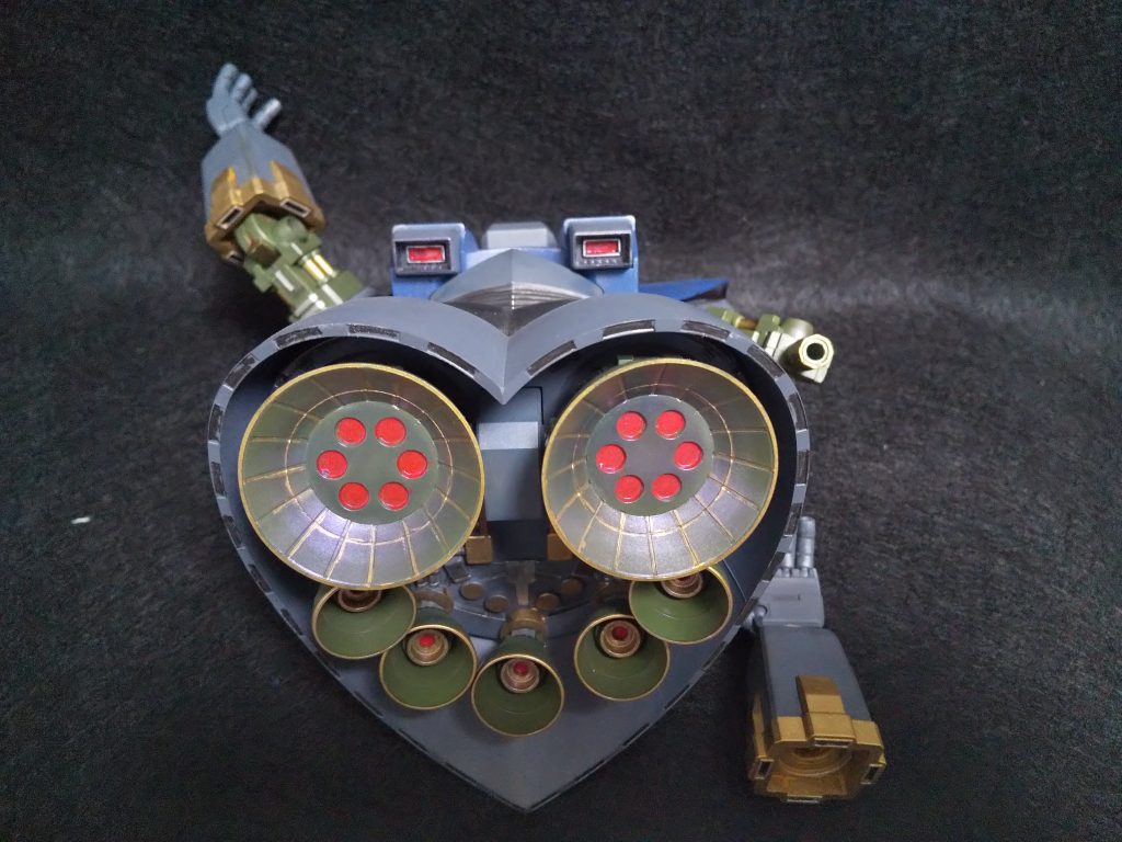 RGジオングのようにバーニアが見えるポーズにしたいけれど、そんな改造する技術はありません。でも一応見えないところも塗りました。バーニアは緑ですが、角度によっては紫に見えるようになってます。今回は全部で14色使用、思ってた色合いにならず疲れたけれど結構楽しく塗れました。