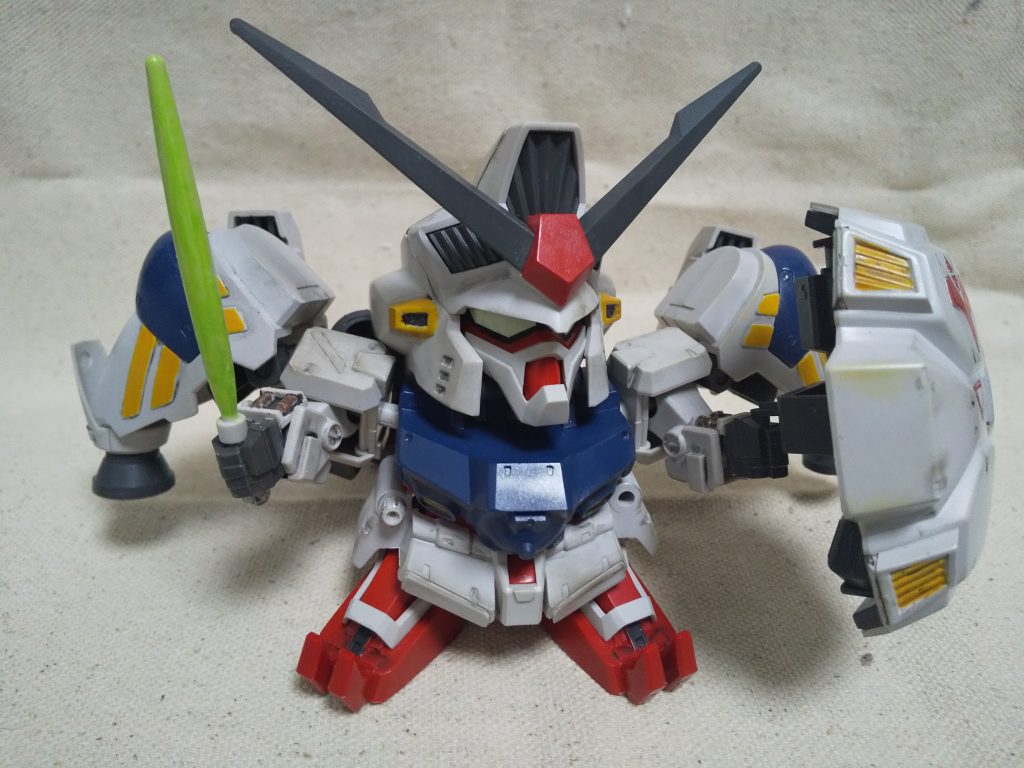 小さいのにギミックも細かくて驚き、感心しながら作りました。これだけ動いて２０年以上前のキットなんですよね。ＳＤを中心に製作されている方が多いのも頷けます。