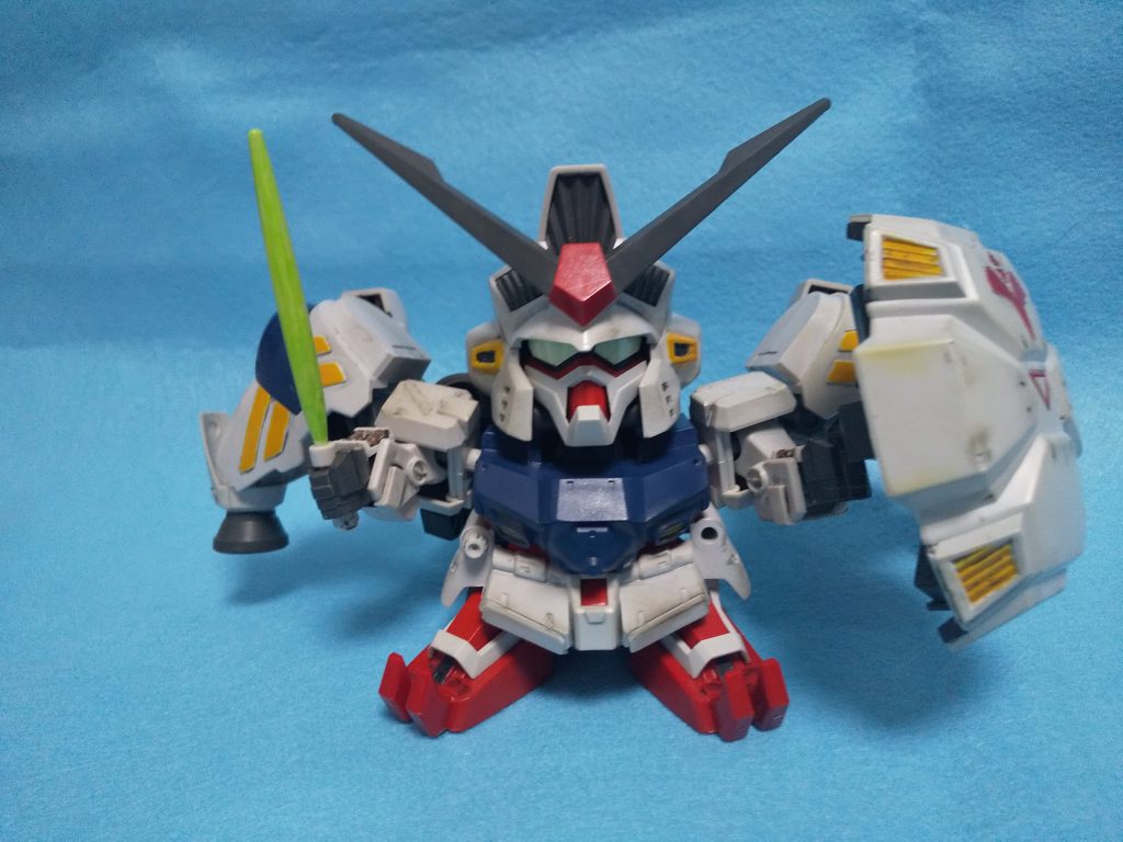 全塗装しましたが、ＨＧやＭＧと比べると塗り分けは面倒でした。付属のシールは使わず細かいところは筆塗り。目だけは蓄光シールを貼りました。あとは軽くウェザリング。小さいけれど作りがいはありました。