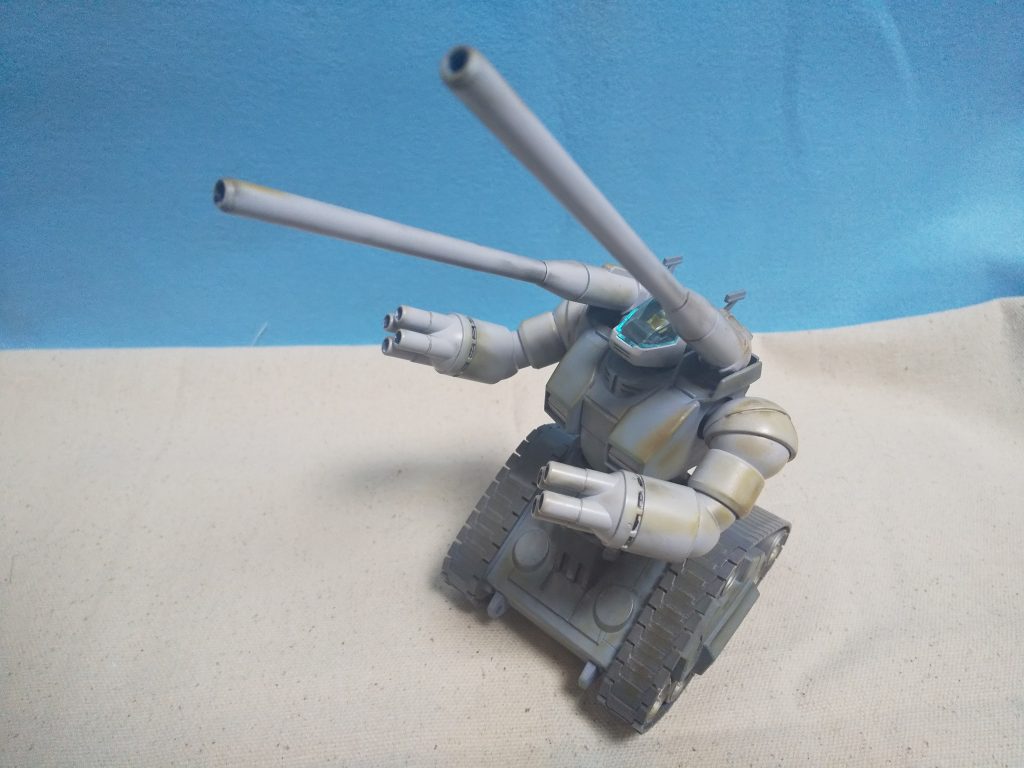 砲身の長さに撮影が難航。製作よりも面倒かも…。ウエスト部分だけ数ミリ高くして若干可動域を増やしただけでほぼ無改造。あまり色分けしているように見えませんが10色使ってます。