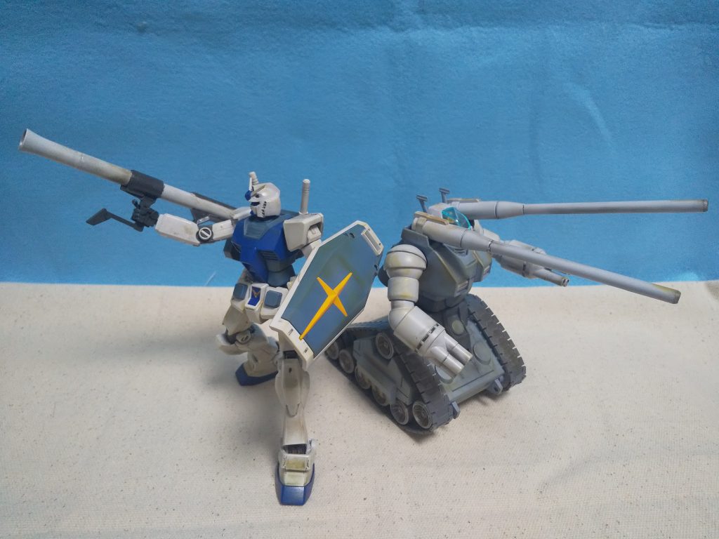 こうやって並べると以前作ったガンダムは青くしすぎたと反省。これじゃあ雪上で目立ちそうですね。